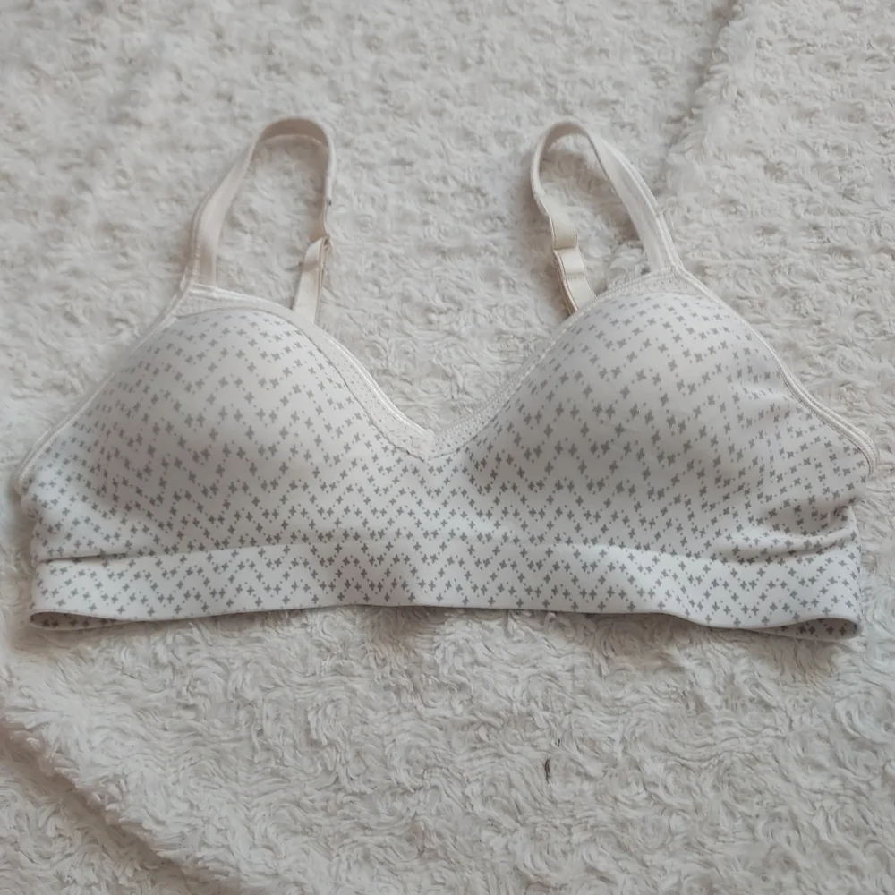Hanes SmoothTec ComfortFlex Wire Free Natural bra Small Minimalist Soft